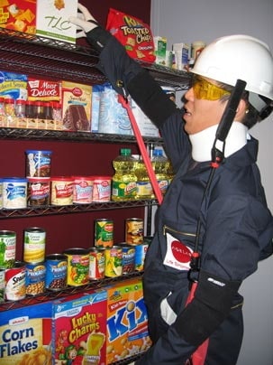 Alterssimulationsanzug AGNES des MIT, Boston, beim Einsatz in einem Supermarkt