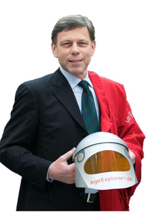 Erfinder Gundolf Meyer-Hentschel mit einem aktuellen Modell des Alterssimulationsanzug